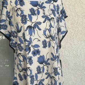 AUW Blue and White Floral Top size XL BRAND NEW.